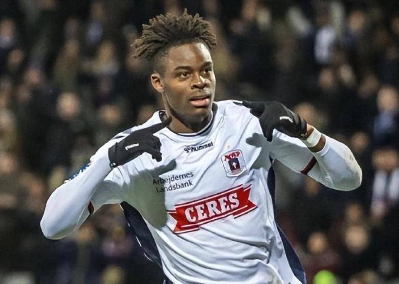 爱游戏中国 -关于里程碑夜！圣安东尼奥马刺官宣签约，社区盾清晨刷纪录，球迷炸锅，年轻球员得到机会的信息